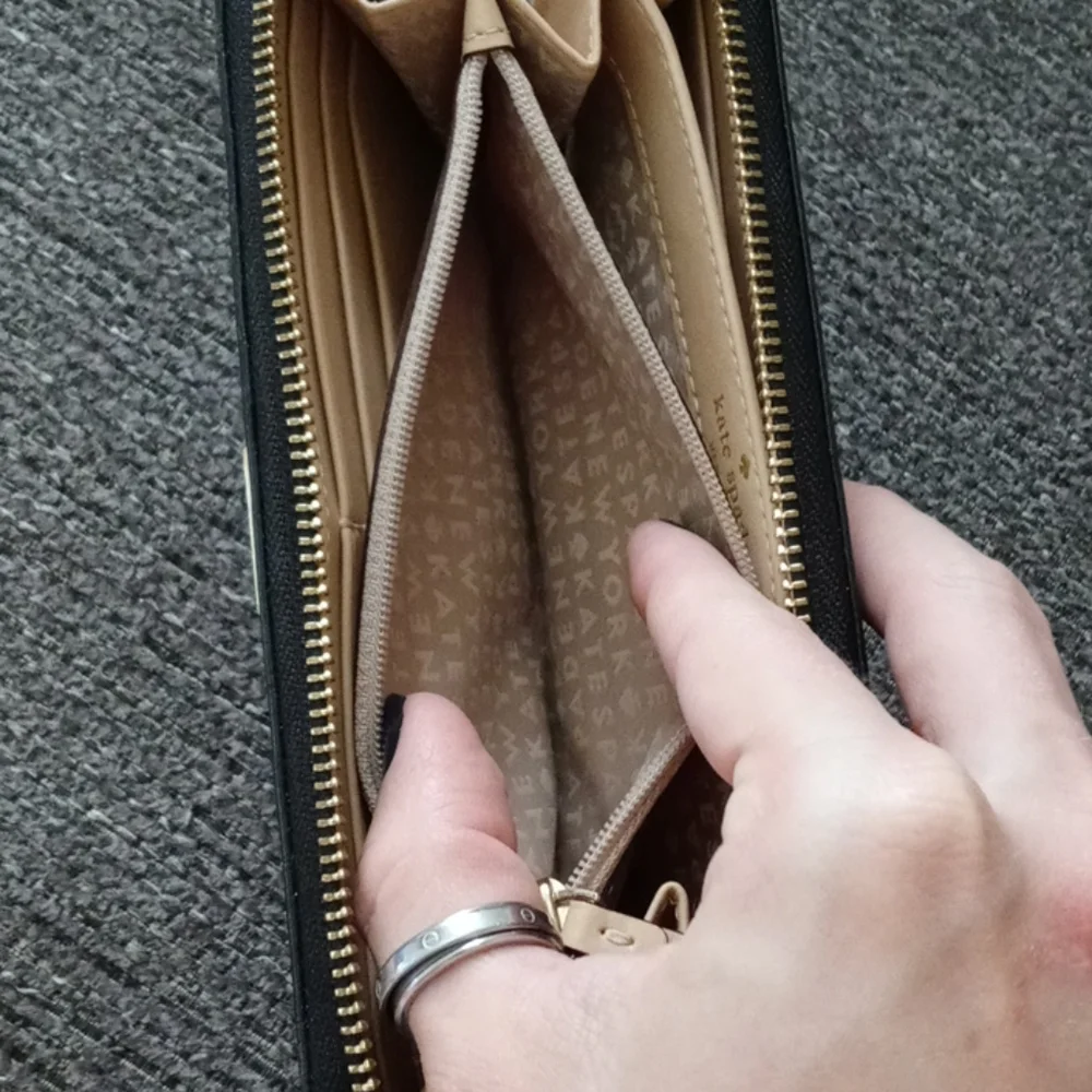 🖤RARE Kate Spade🖤 - Rialto Place Croc-Embossed Neda Zip Wallet